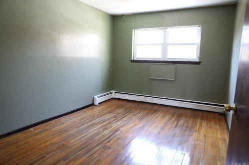 3217 Gunther Ave, Bronx NY 10466-2037 exterior