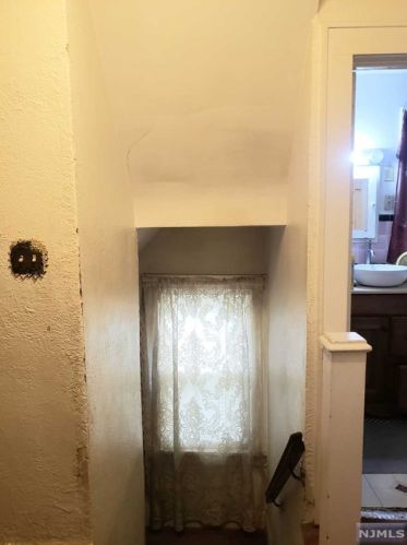 1290 Beaumont Ave, Teaneck NJ 07666-4901 exterior