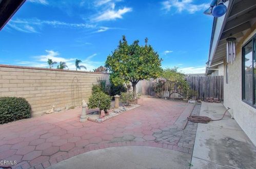 1041 Kumquat Pl, Oxnard CA 93036-1533 exterior