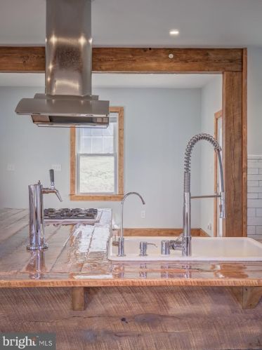 1805 Kearny St, Washington DC  20018-2435 exterior