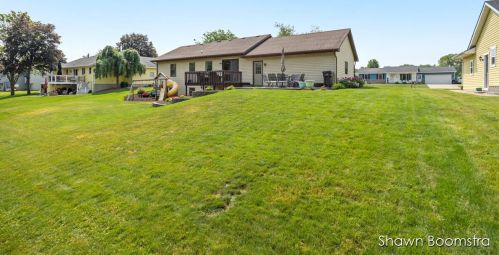 7497 Sunview Dr, Grand Rapids MI 49548-7382 exterior