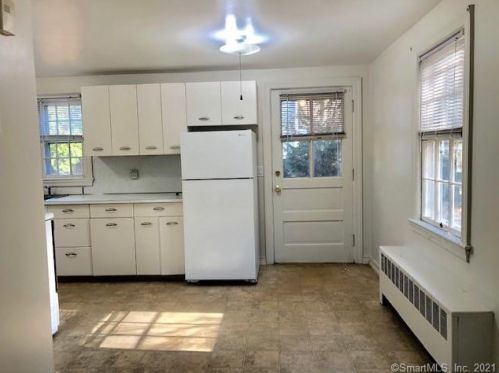 27 Lansdale Ave, Milford CT 06460-5153 exterior