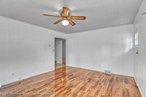 70 Siloam Rd, East Freehold NJ 07728-8604 exterior