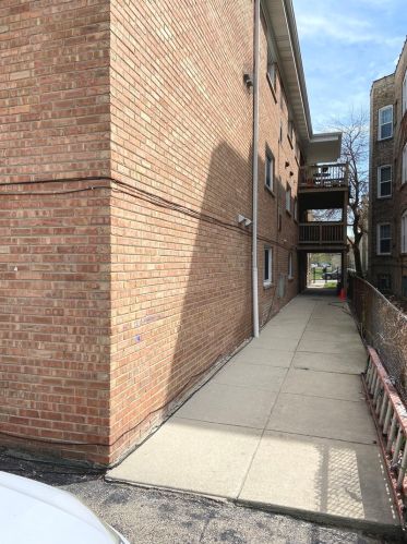 1926 Pratt Blvd, Chicago IL 60626-3162 exterior