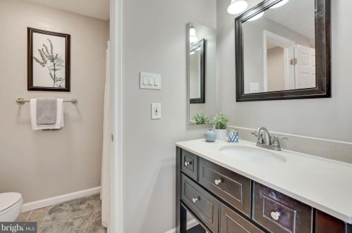 6039 Hydrangea Dr, Alexandria VA 22310-4415 exterior