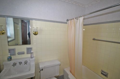 2 Eastnor Rd, Middletown RI 02840-3840 exterior