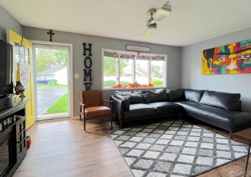 4 Crescent Rd, Edison NJ  08817-4125 exterior