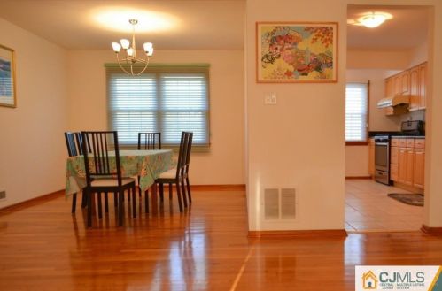 8 Sherwood Rd, Edison, NJ 08820-2312