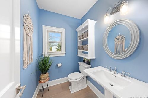 18 Ox Yoke Ln, Norwalk CT 06851-1708 exterior