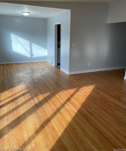 6845 Plainfield St, Dearborn Heights MI  48127-1922 exterior