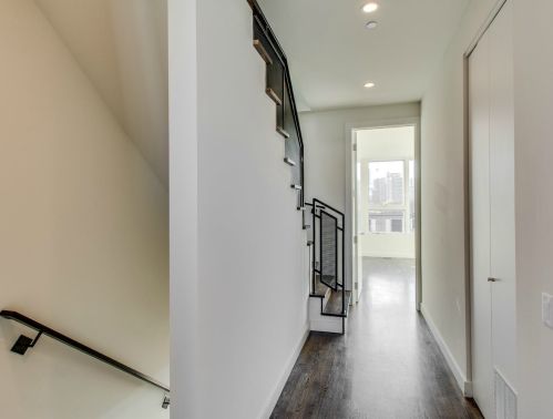 450 Oak St, Chicago IL 60610-7298 exterior