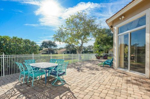 12039 Oakvista Dr, Boynton Beach FL 33437-6351 exterior