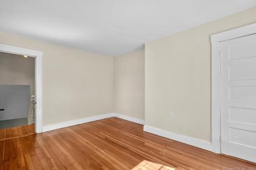 46 Glenwood St, Manchester CT  06040-6142 exterior