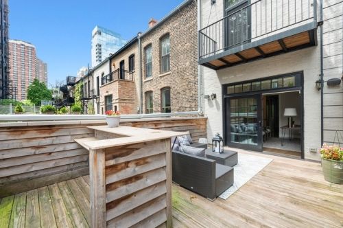 61 Elm St, Chicago IL 60610-2434 exterior