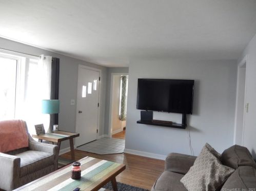 22 Grand St, Enfield CT 06082-4627 exterior