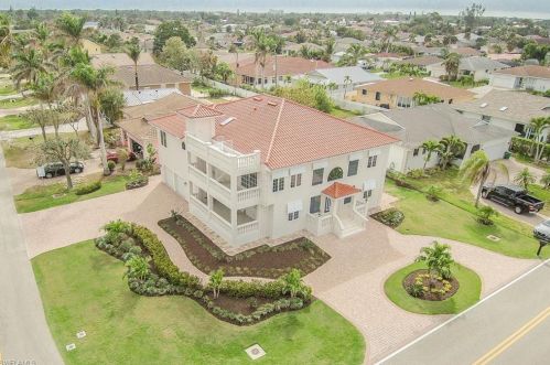 9980 Vanderbilt Dr, Naples FL 34108-2170 exterior