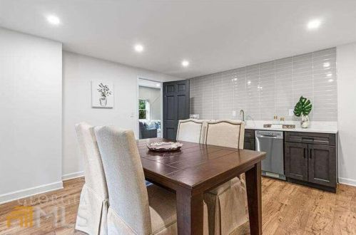 6160 Heards Creek Dr, Atlanta GA  30328-3635 exterior