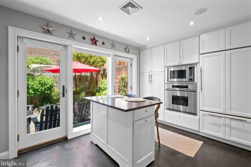 310 16th St, Philadelphia PA  19102-4907 exterior