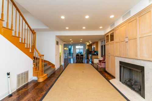 1422 Barry Ave, Chicago IL  60657-4206 exterior