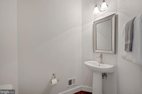 724 Diamond Ave, Alexandria VA 22301-1748 exterior