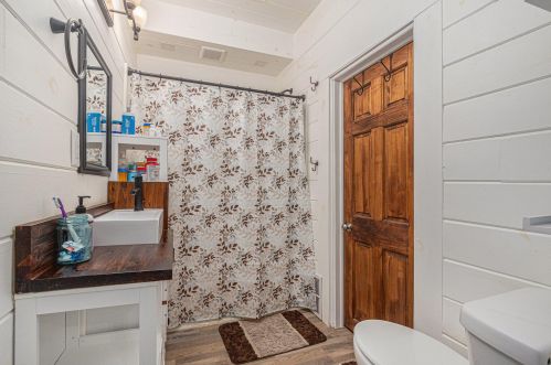 604 Apple Ave, Meskegon MI  49442-3646 exterior