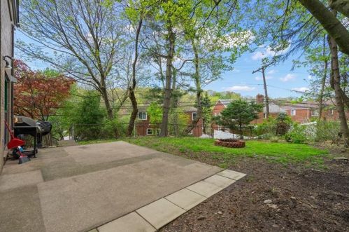 3927 Blvd Dr, Pittsburgh PA 15217-2619 exterior