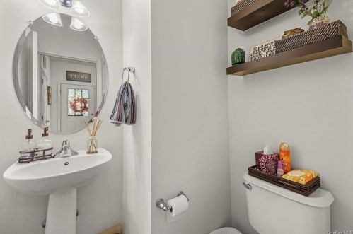 16 Cobblestone Ln, Middletown NY 10940-5091 exterior