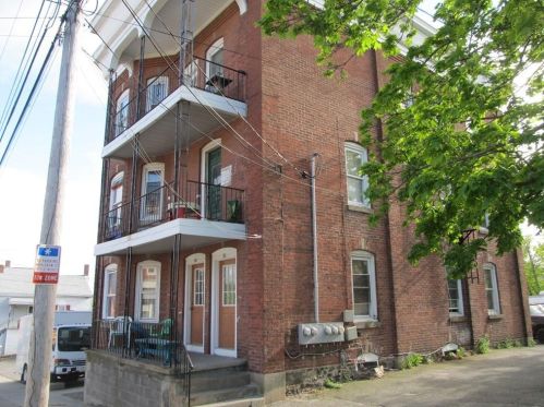 86 Arnold St, Woonsocket, RI 02895-2904