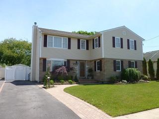 25 Nehring Ave, Babylon, NY 11702-2429