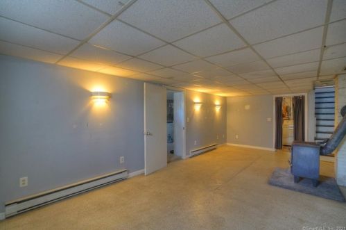 18 Comstock Ave, Uncasville CT 06382-2603 exterior