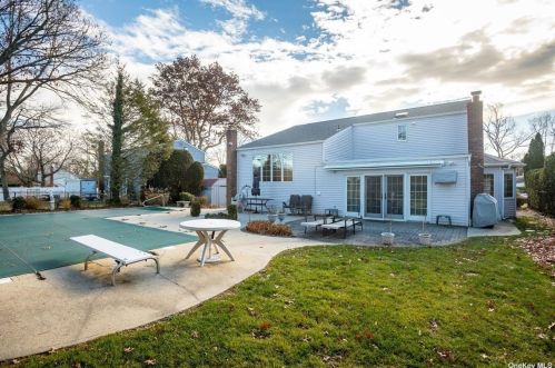 29 Wesleyan Rd, Commack NY 11725-2519 exterior