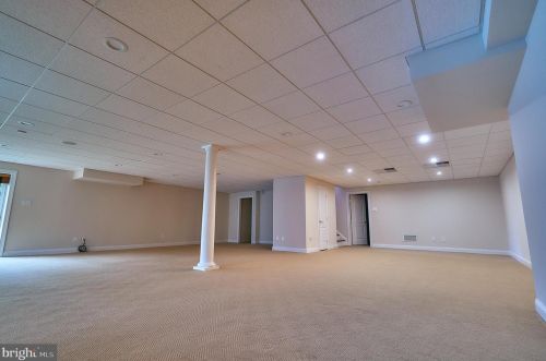 2221 Jefferson Ln, Huntingdon Valley PA 19006-6038 exterior