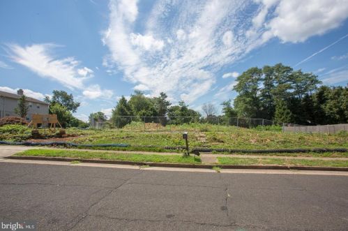 1172 Laurel Ln, Huntingdon Valley PA 19006-3216 exterior