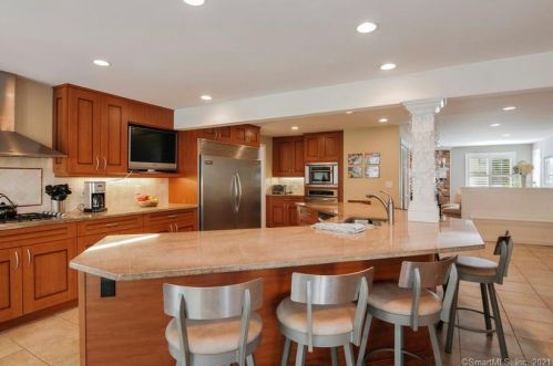 2 Deepwood Dr, Farmington CT 06032-1147 exterior