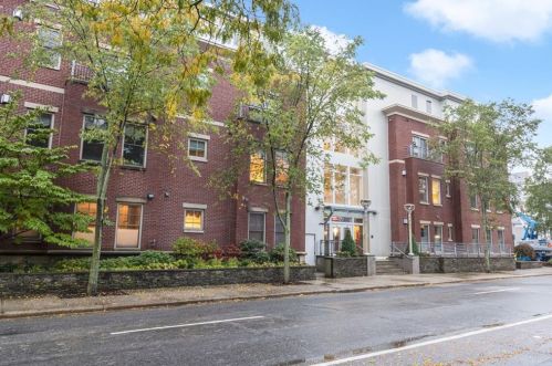 77 Angell St, Providence, RI 02906-5206