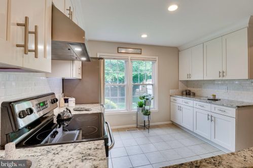 1560 Bruton Ct, Mc Lean VA 22101-4301 exterior