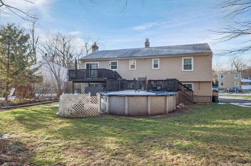 12 Erin Ct, Norwalk CT 06854-3303 exterior