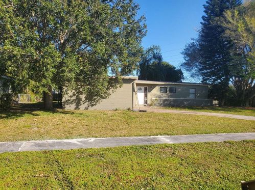 121 Princess Dr, Fort Pierce, FL 34952-2335