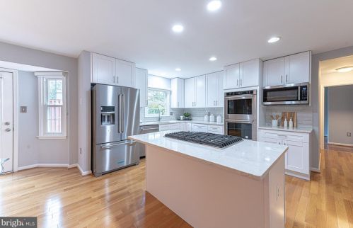 7712 Midday Ln, Alexandria VA 22306-2758 exterior