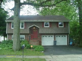 1525 Greenwood Dr, Piscataway, NJ 08854-2040