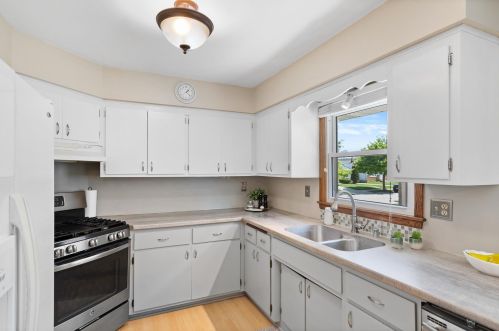 1321 93rd St, Milwaukee, WI 53214-2714