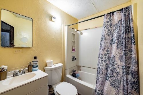 106 Massasoit St, Springfield MA 01107-1723 exterior