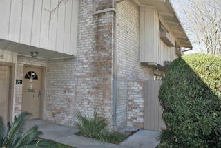 1921 Stoney Brook Dr, Houston TX  77063-1809 exterior