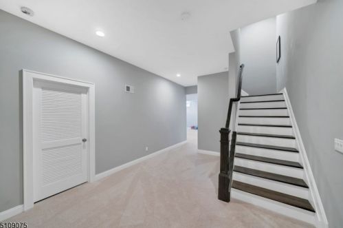 70 Cathedral Ave, Florham Park NJ 07932-2521 exterior