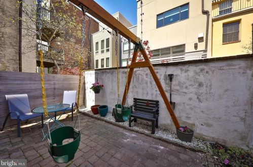 1513 Bainbridge St, Philadelphia PA 19146-2130 exterior