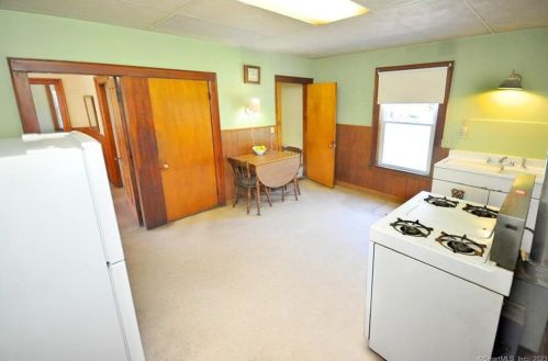 34 Windsor St, Enfield CT 06082-2815 exterior