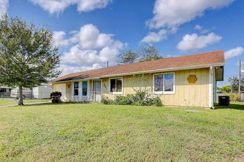 581 Ferris Dr, Fort Pierce FL 34983-8631 exterior