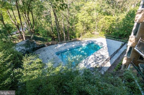 4101 Cathedral Ave, Washington DC  20016-3585 exterior