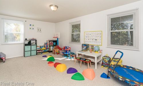 2475 Culbertson Ave, Rochester MI 48307-4610 exterior