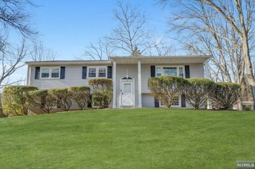 21 Bayberry Dr, Mahwah, NJ 07430-1560